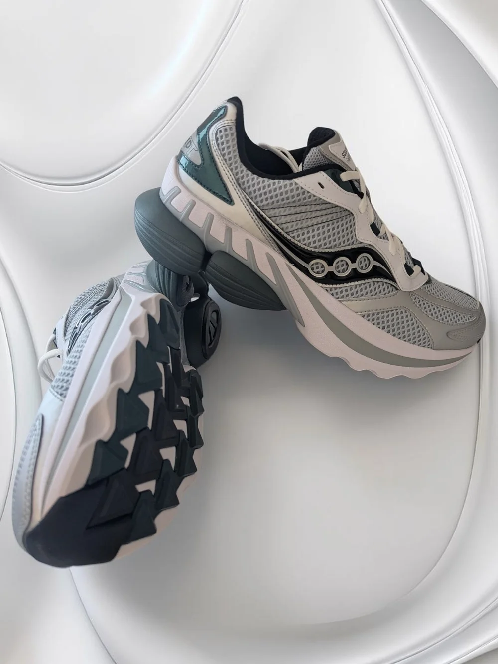 NWT Saucony GRID NXT Mens Size 10 Silver Green Running Shoe  display picture 1
